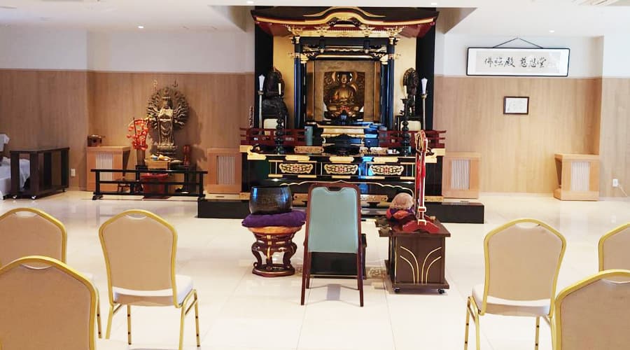 2階 釈迦殿　宗派を問わず葬儀法要が行える仏殿