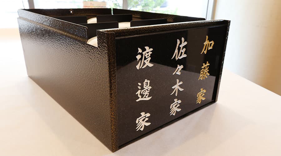 蓮の花に囲まれた納骨壇の写真