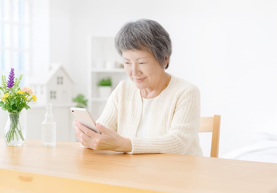 スマホを持つ女性