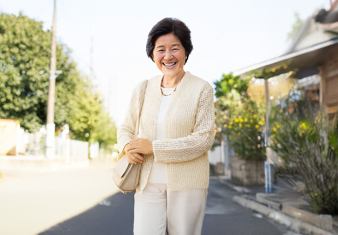 女性が立っている様子